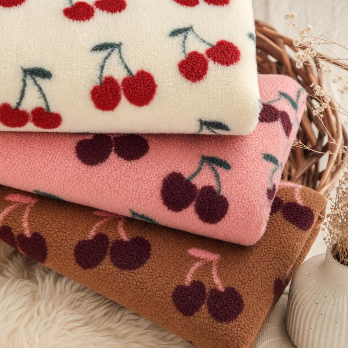 Teddy Jacquard Kirschen Stoff | Kuschelstoff Meterware | Teddyplüsch für Jacken Decken Westen Babykleidung | 3 Farben