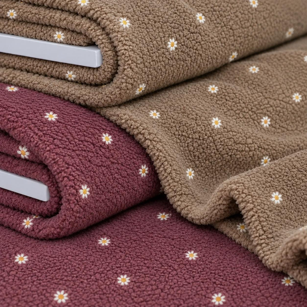Teddystoff mit Blumen beere - beige / Gänseblümchen Teddy Mantel- und Jackenstoff beere braun beige sand